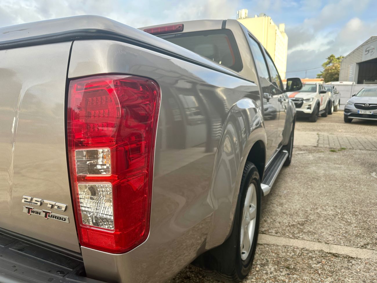 Mandataire ISUZU D-MAX 2.5 4X4 CREW DOUBLE CABINE QUASAR A