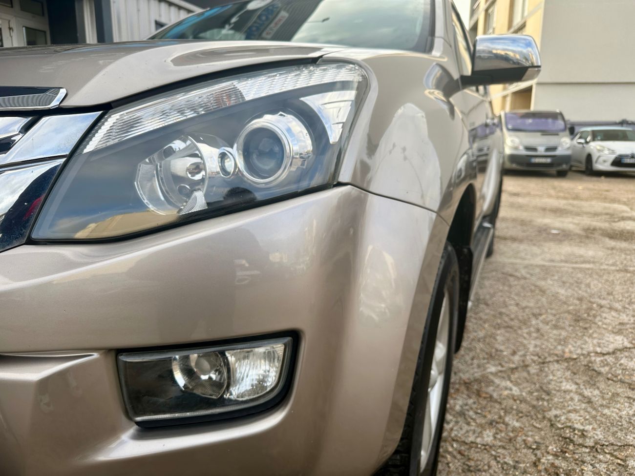 Mandataire ISUZU D-MAX 2.5 4X4 CREW DOUBLE CABINE QUASAR A