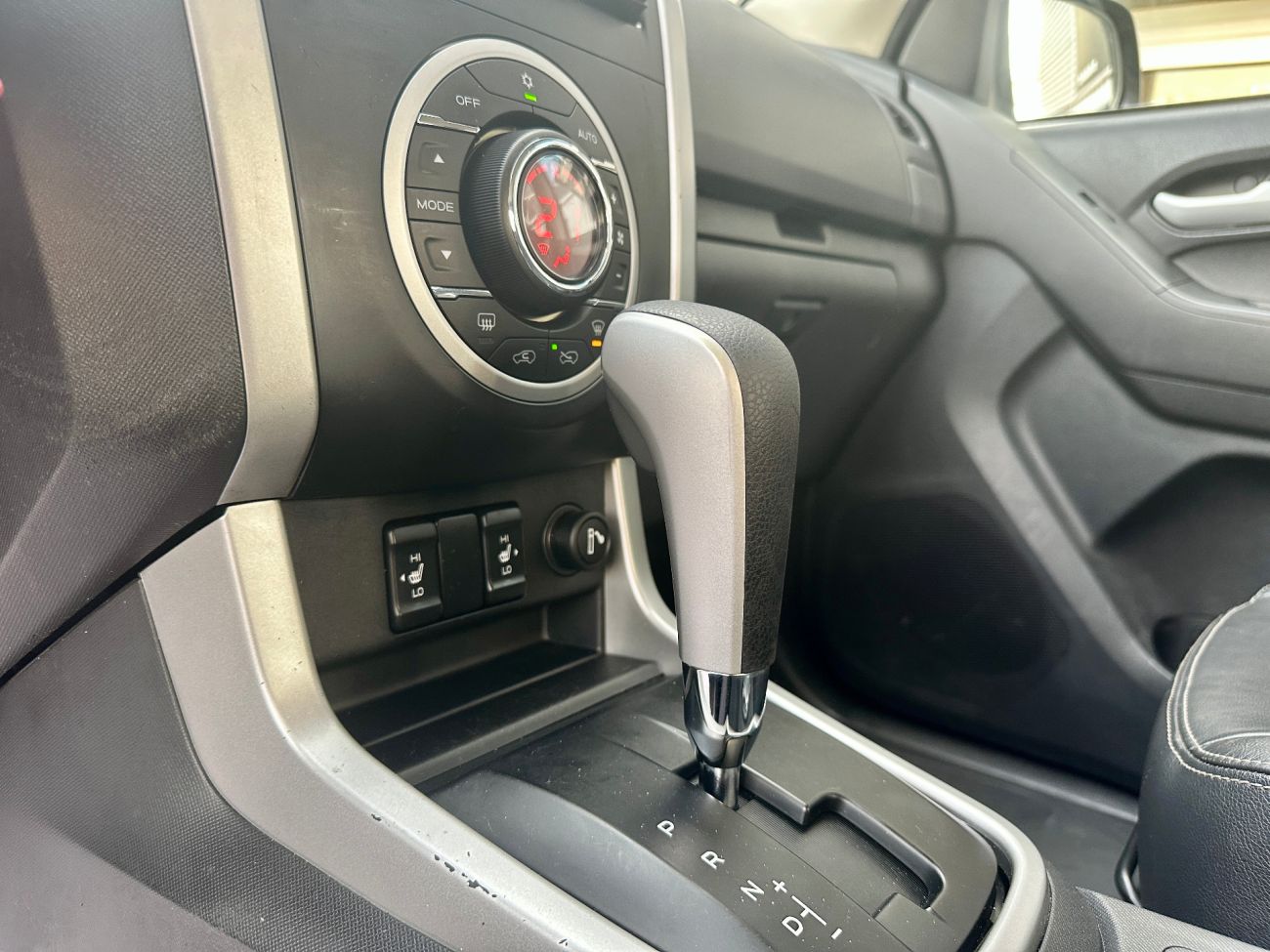 Mandataire ISUZU D-MAX 2.5 4X4 CREW DOUBLE CABINE QUASAR A