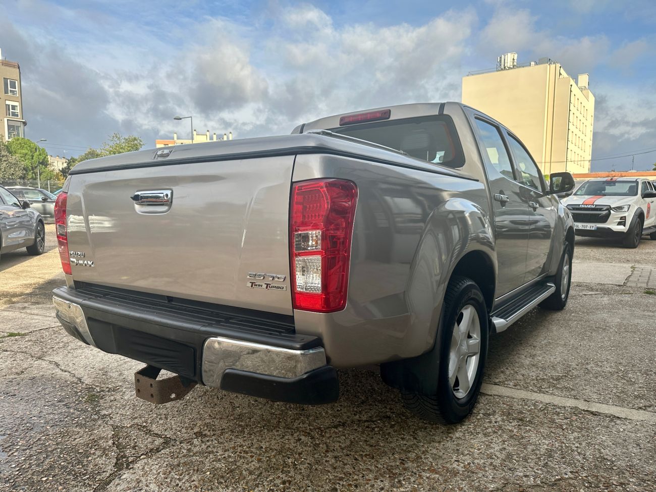 Mandataire ISUZU D-MAX 2.5 4X4 CREW DOUBLE CABINE QUASAR A