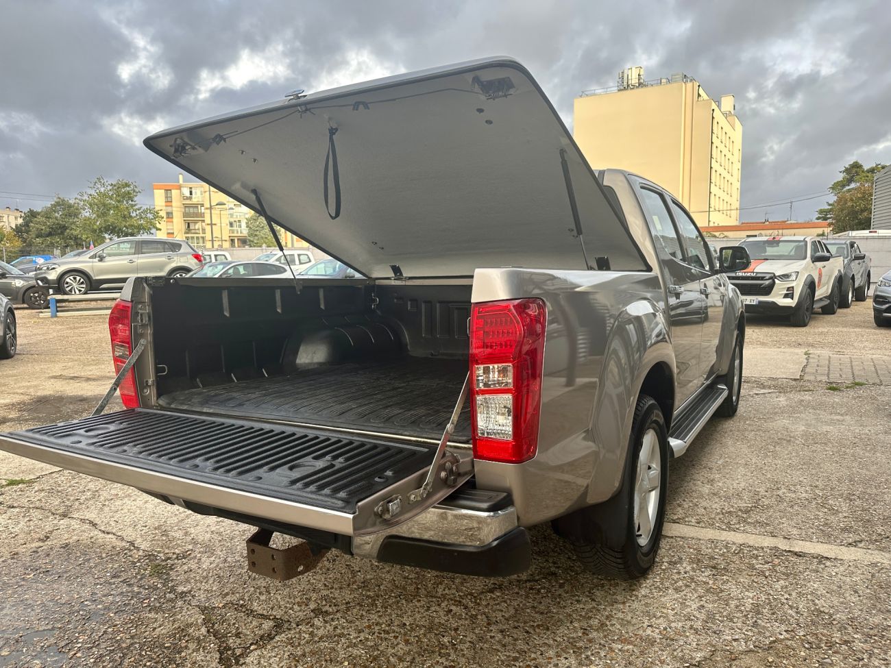 Mandataire ISUZU D-MAX 2.5 4X4 CREW DOUBLE CABINE QUASAR A