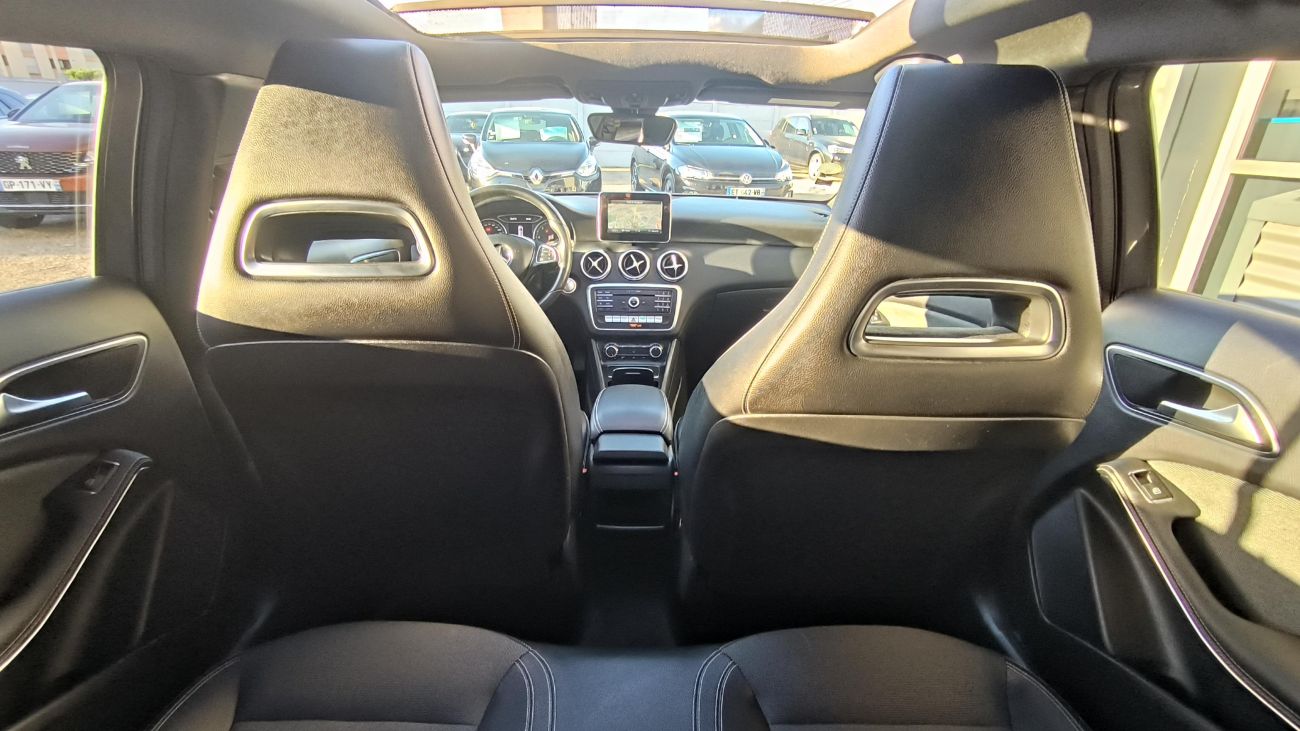 Mandataire MERCEDES CLASSE A 200 d 7G-DCT Sport Edition TOIT OUVRANT / JANTES AMG 18