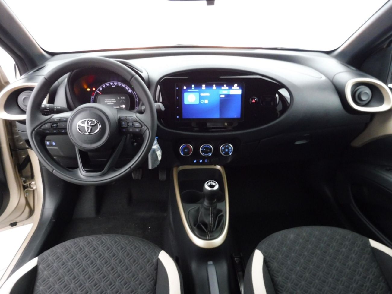 Mandataire TOYOTA AYGO X 1.0 VVT-I 72CH TEAM PLAYER