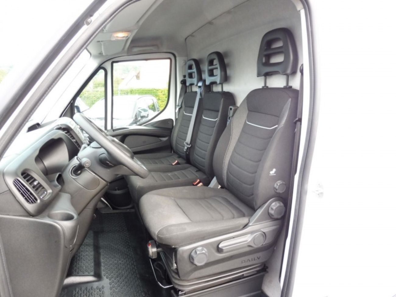Mandataire IVECO DAILY 35S FG 35S 12M3 V16 2.3 MJET 156