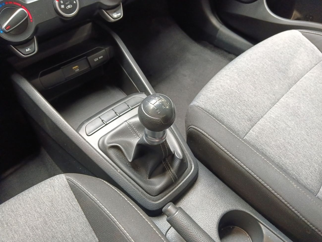 Mandataire Kia Stonic 1.2 LX 84fun