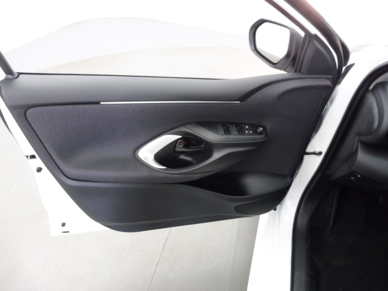 Mandataire TOYOTA YARIS 116H DYNAMIC 5P MC24