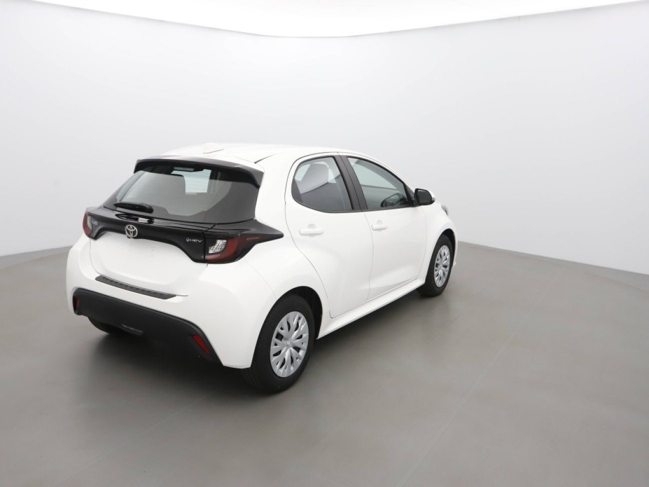 Mandataire TOYOTA YARIS 116H DYNAMIC 5P MC24