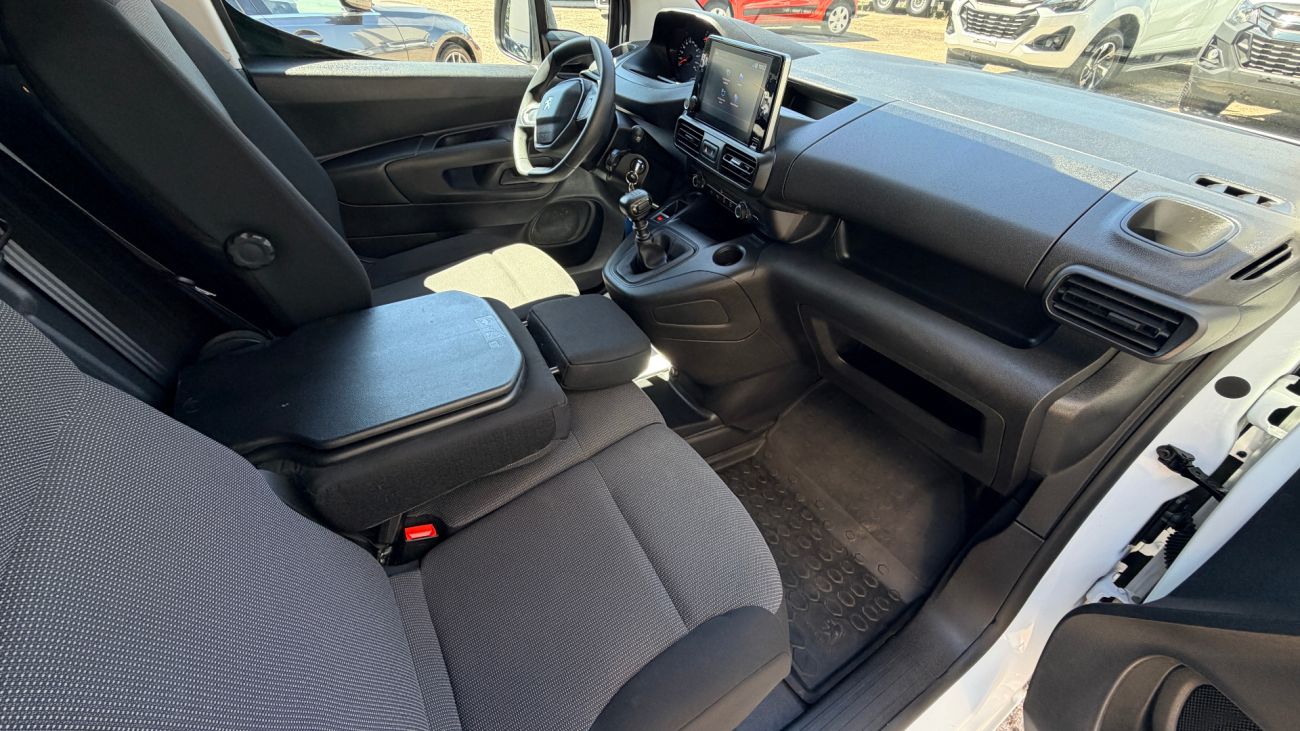Mandataire PEUGEOT PARTNER FOURGON STANDARD 650 KG PURETECH 110 S&S BVM6 PREMIUM