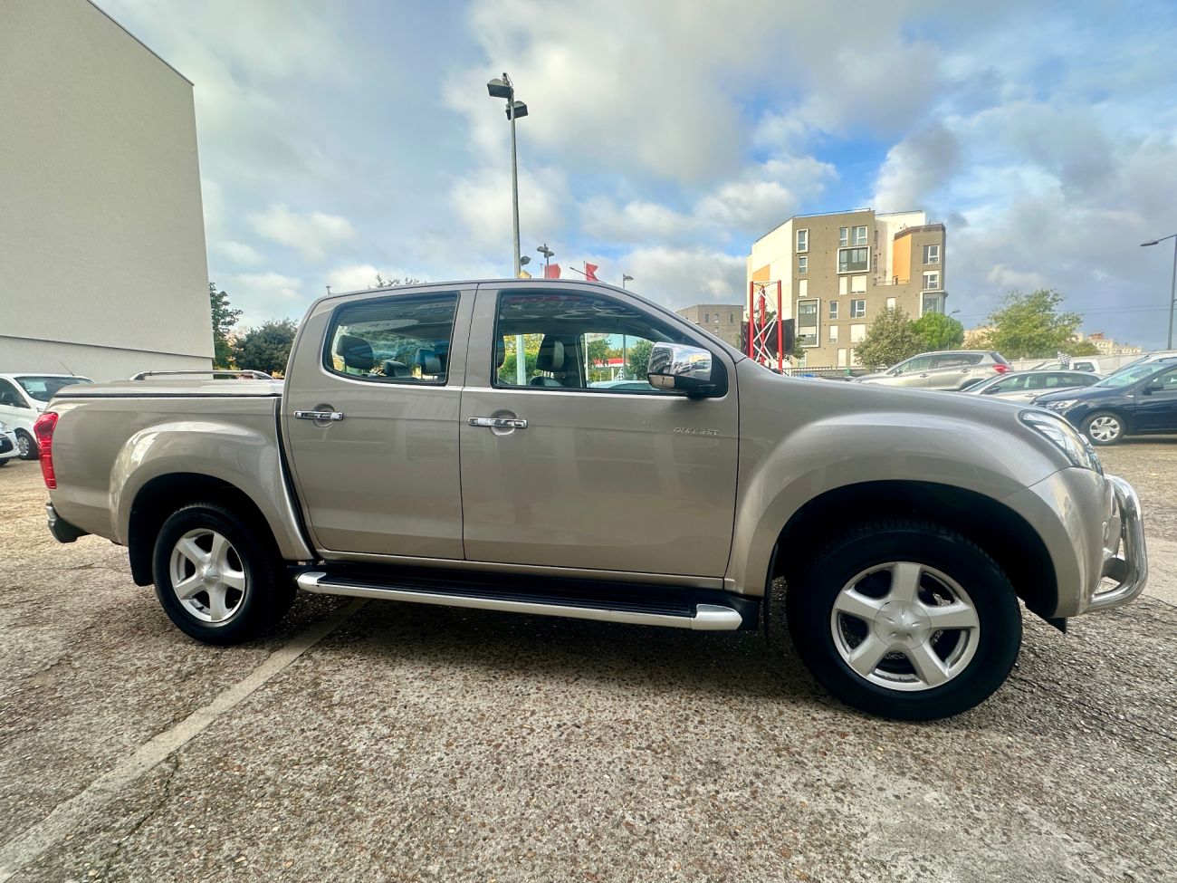 Mandataire ISUZU D-MAX 2.5 4X4 CREW DOUBLE CABINE QUASAR A
