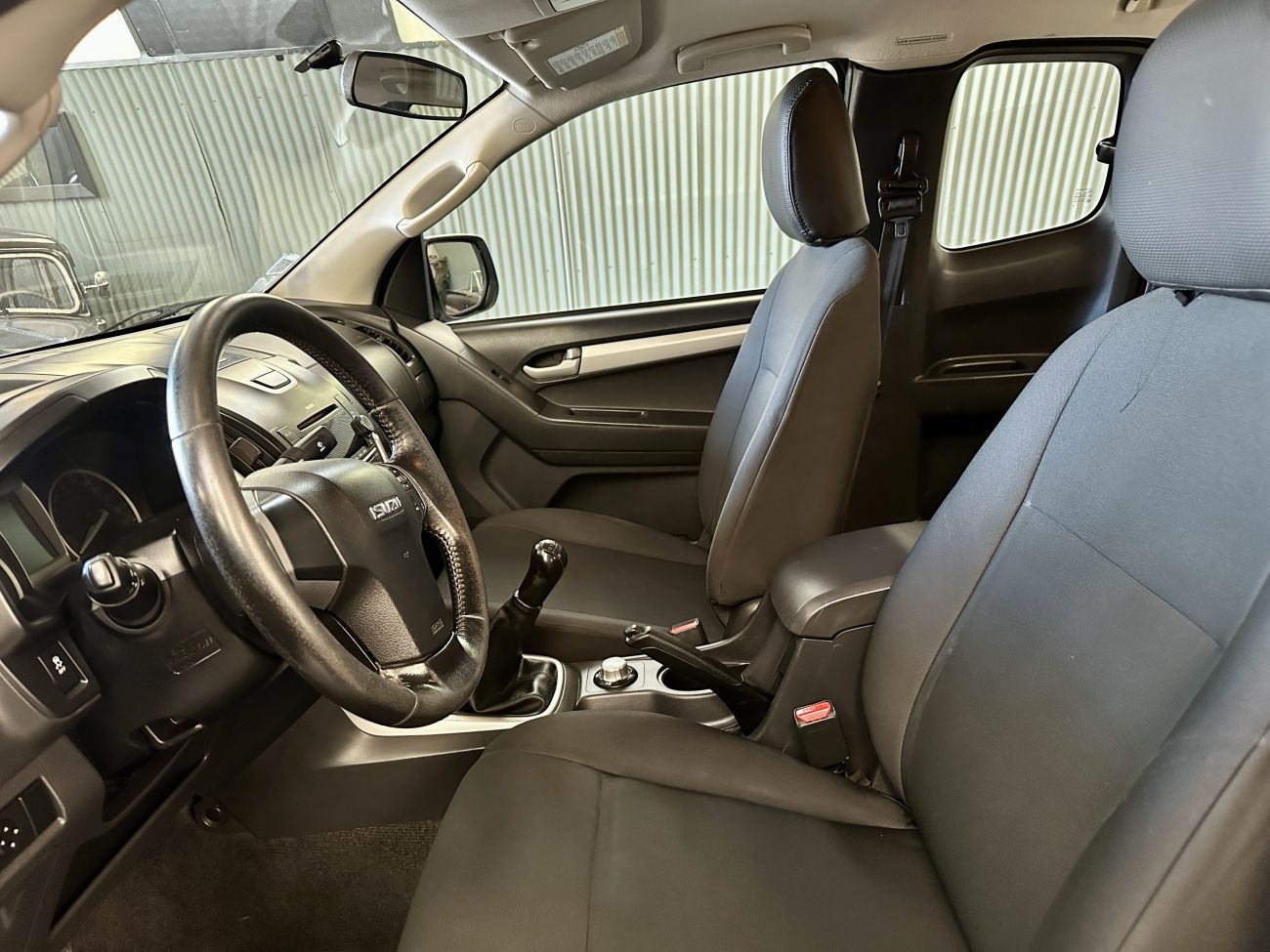 Mandataire ISUZU D-MAX 2.5 4X4 SPACE CAB SOLAR