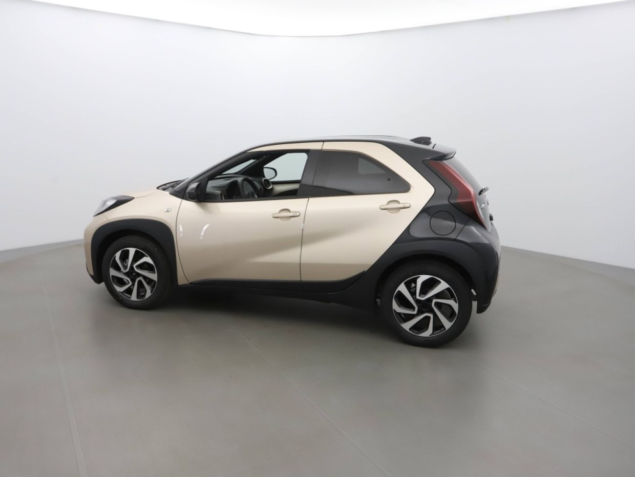 Mandataire TOYOTA AYGO X 1.0 VVT-I 72CH TEAM PLAYER
