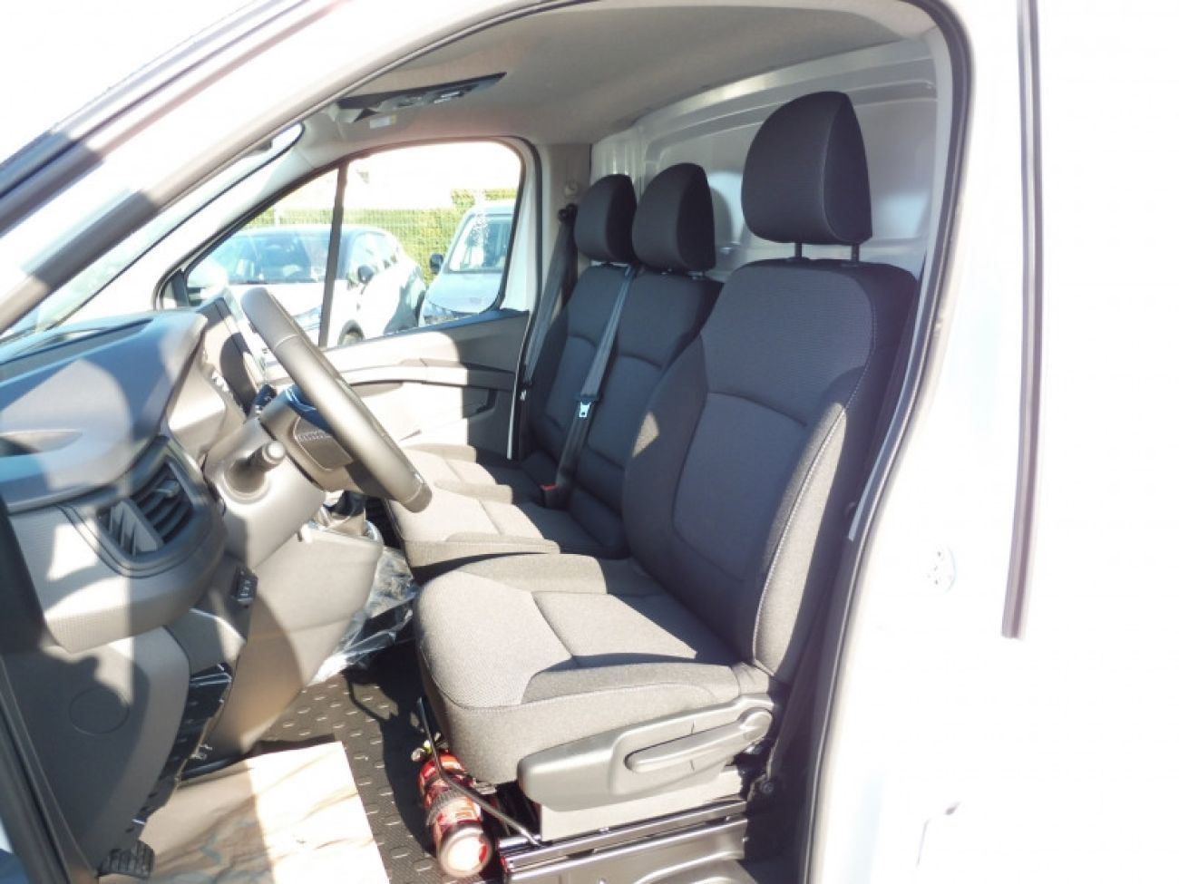 Mandataire RENAULT TRAFIC III FG L1H1 3T 2.0 BLUE DCI 150CH ADVANCE -24