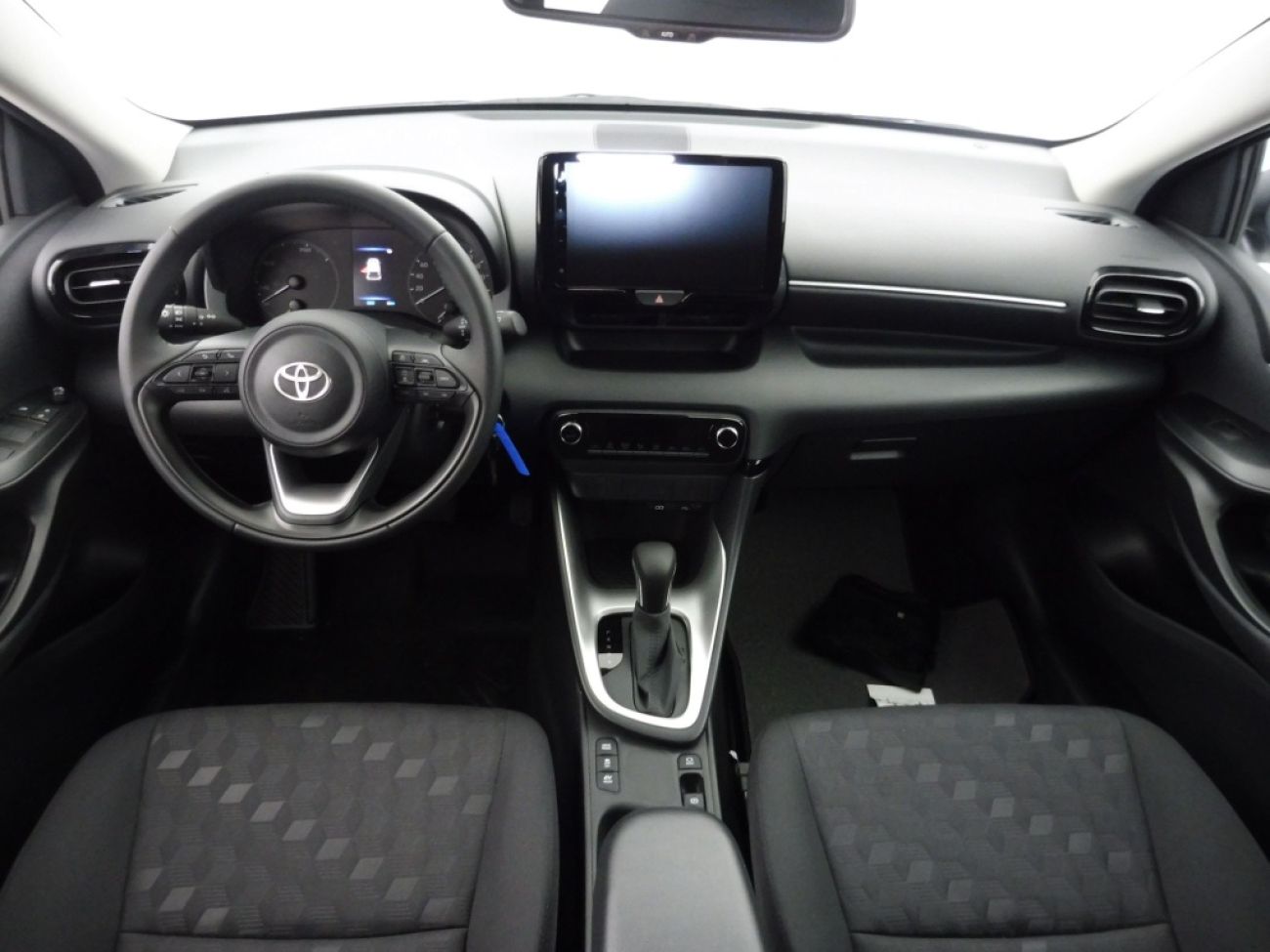Mandataire TOYOTA YARIS 116H DYNAMIC 5P MC24