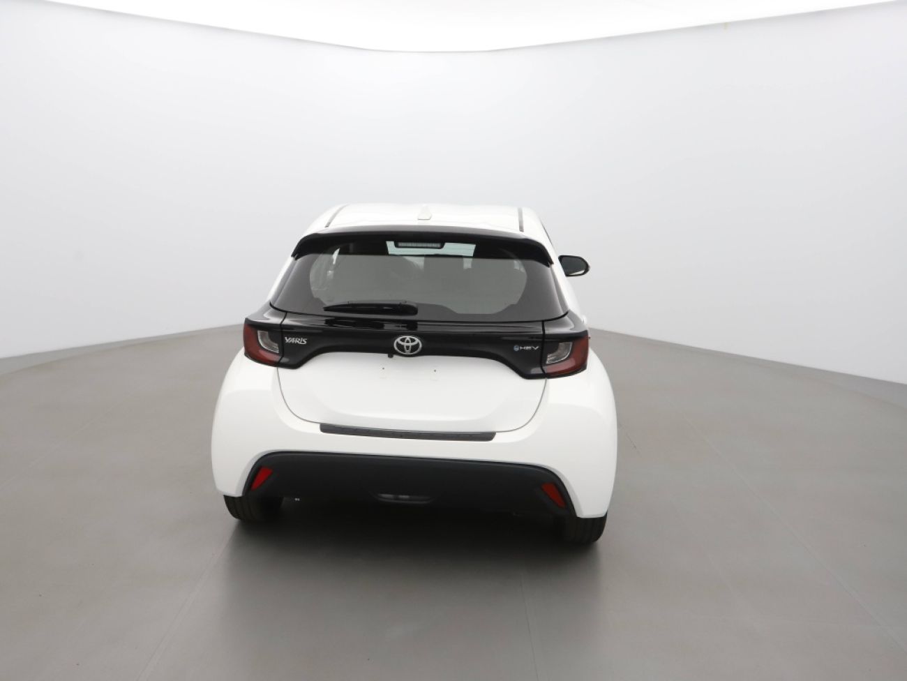 Mandataire TOYOTA YARIS 116H DYNAMIC 5P MC24